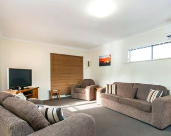 Coranda Lodge - Perth - Living room