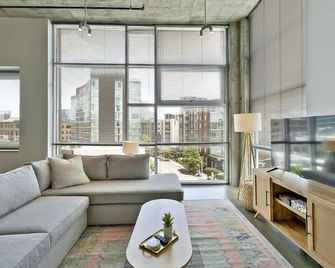Stylish 2 Bedroom in the Gulch - Pleasant View - Living room