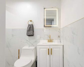 2 Bed Apt in BlackRock by beach - Bridgeport - Bathroom