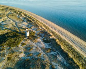Cape Cod cottage with patio - near golf, 100 yards to private Mashpee Beach - Mashpee - Beach