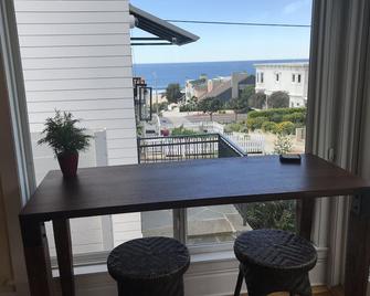 Steps to the sand! Luxury Ocean View home on walk-street! - Manhattan Beach - Balkón