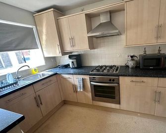 Runcorn Cozy 3-bed Entire House - Runcorn - Kitchen