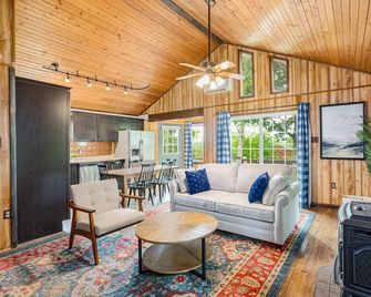 Modern w Mountain Views, Hot Tub, Deck & Fire Pit - Berkeley Springs - Huiskamer