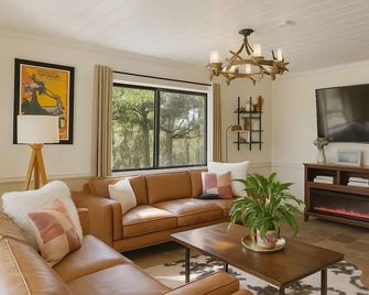 WineCountry Retreat with Casita Bocce & Sunset Views - Glen Ellen - Living room