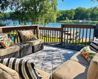 Winter ski chalet and Summer lake house. Snowmobile trails nearby. - Gobles - Balcony
