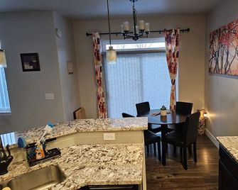 Cute & Cozy 3 Bdrm, 2 1/2 Bath Townhome - Evans - Dining room