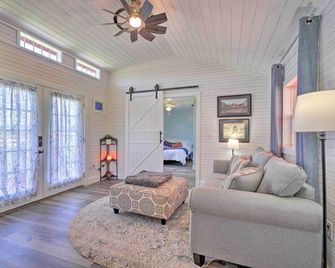 Landscape Views Sweetwater Country Cottage! - Sweetwater - Living room