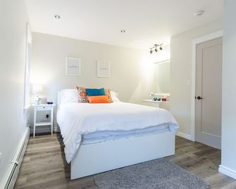 Modern Apartment Walking Distance To The Heart Of Downtown Charlottetown - Charlottetown - Bedroom