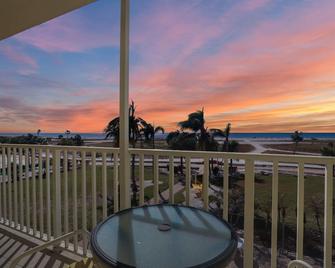 New Listing! South Beach 307 on Treasure Island Gulf Front Direct Beach Access - Treasure Island - Balcony