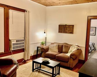 Alumni Cottage, right beside Harding campus - Searcy - Huiskamer