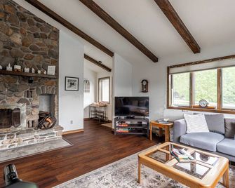 Rustic Mountain view Cabin 5 mins to Ski Area! - Windham - Salon