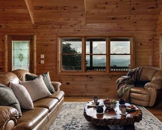 Long Range Mtn Views, End of Road Privacy, Firepit, Pool Table, Gourmet Kitchen - Whittier - Living room
