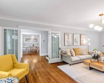 Uw Charming Blue Home |ws 97| 4 Ac |children Hops. - Seattle - Living room