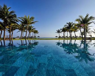 Wyndham Hoi An Royal Beachfront Resort & Villas - Hoi An - Pool