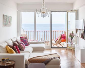 Sunlight Properties RUBY - stylish sea view apartment for 4 - ניס - סלון