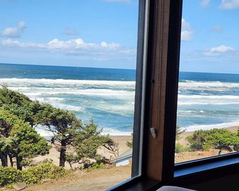 180 degree ocean beach view. Depoe Bay Lincoln beach area. quick walk to beach - Lincoln Beach - Balcón