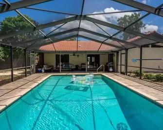 Beautiful Home Away from Home for your Vacation with Private Pool and Hot Tub - Wesley Chapel - Pool