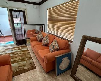 Hidden Gem 1 Bedroom Apartment Coral Harbor Canal in walking distance to beach - Nasáu - Sala de estar