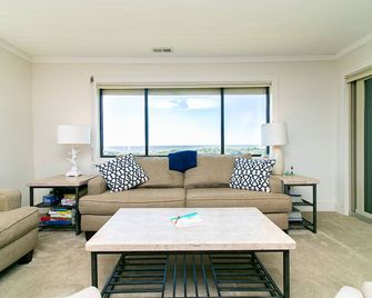 Breathtaking Ocean Front Condo at Caswell Beach. Norah Patrick's Hideaway - Oak Island - Sala de estar