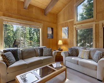 Barking Pine Cabin - Private Beach Access, Sunny Location - Tahoe City - Living room