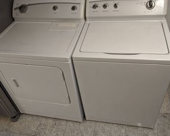 1BR, 1BA spacious, fully furnished unit in best area with laundry, Wi-Fi, TV. - Piedmont - Laverie