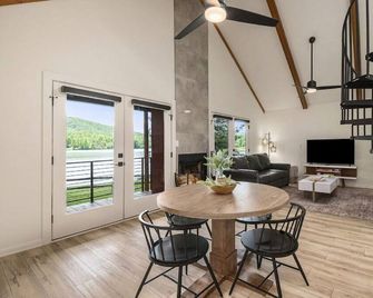 1BR + Loft Lake Chatuge Cabin w/ Mountain Views - Hiawassee - Dining room