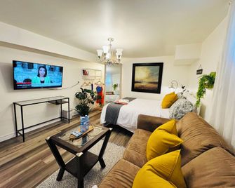Sunrise BnB with Free Parking - Toronto - Sala de estar