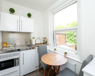Brinton's Road - Modern Studio Apartments in City Centre - Southampton - Küche