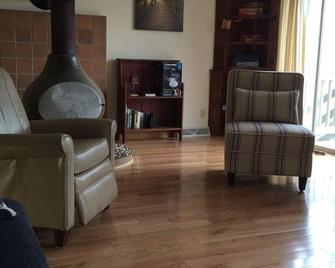 Secluded Cross Village Cottage On Tunnel Of Trees W/ Lake Michigan Beach Access - Cross Village - Living room