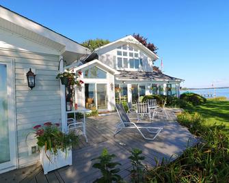 Mimi's Lakefront Cottage - Chautauqua - Patio