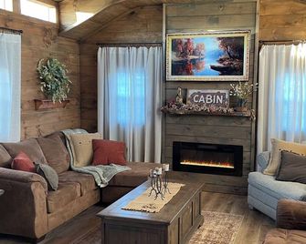 Zeus's Retreat Cabin at Rend Lake - Benton - Living room