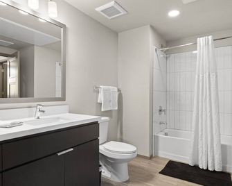 Spacious Westgate CozySuites by stadium with pool 1 - Glendale - Baño