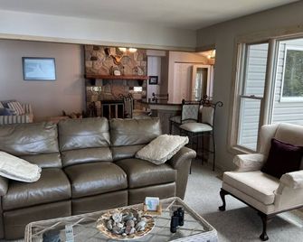 Burt Lake, Lake Front Family Vacation Home, 4br-2ba, Amazing Sunsets! - Indian River - Living room