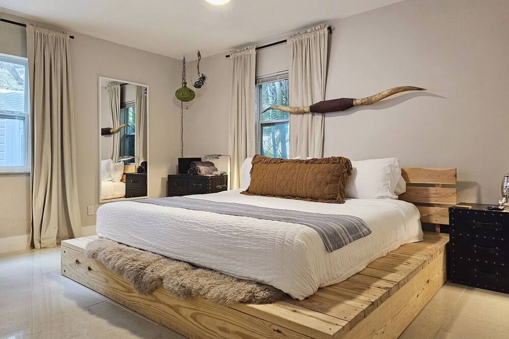 -Disco Bungalow- One third mile to FTL Marine Center - פורט לודרדייל - חדר שינה