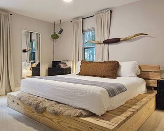 -Disco Bungalow- One third mile to FTL Marine Center - פורט לודרדייל - חדר שינה