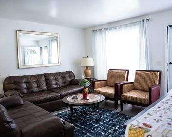 Entire 3 Bedroom Home. Newly renovated & Furnished - Romulus - Living room