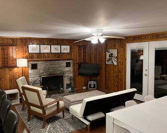Lakefront Log Cabin with Contemporary touches - Carp Lake - Living room