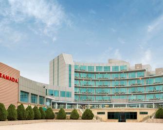 Ramada by Wyndham Baku - Baku - Building