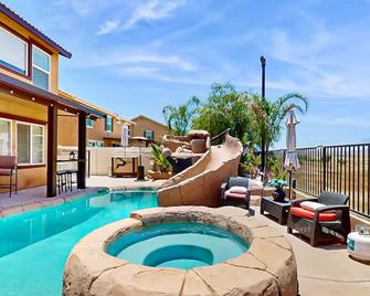 Cozy Tiny Home with shared pool, hot tub and grilling area! - Perris - Pool