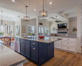 Newly Built Waterfront Home on Galway Bay with Sandy Beach, Dock and Hot Tub. - Kilmarnock - Kitchen