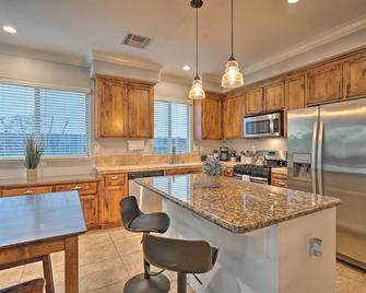 Family-Friendly Lincoln Home 8 Mi to Casino! - Lincoln - Kitchen