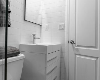 Elegant Harlem Suites - New York - Bathroom