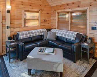 Log Cabin, 5mi to Bretton Woods Ski & 12mi to Cannon, private snowmobile access - Twin Mountain - Oturma odası