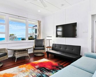 Extended Family Escape - Point Vernon - Living room