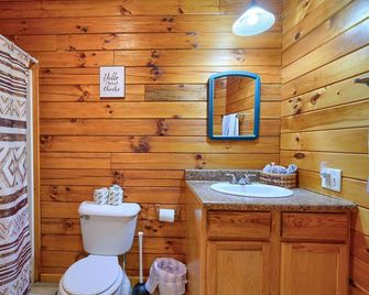 Blue Rose Cabins - Overlook Cabin - Logan - Ванна кімната