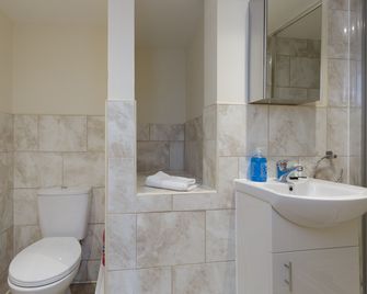 St Mary's Modern Central Huge Studio Apartments - Southampton - Bathroom
