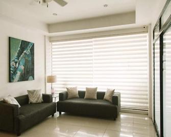 Royale House Hotel Davao powered by Cocotel - Tagum - Living room