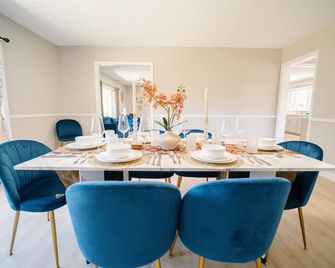 Spacious 5br 2ba Free Parking Minutes To DC With Foosball - Great Falls - Dining room