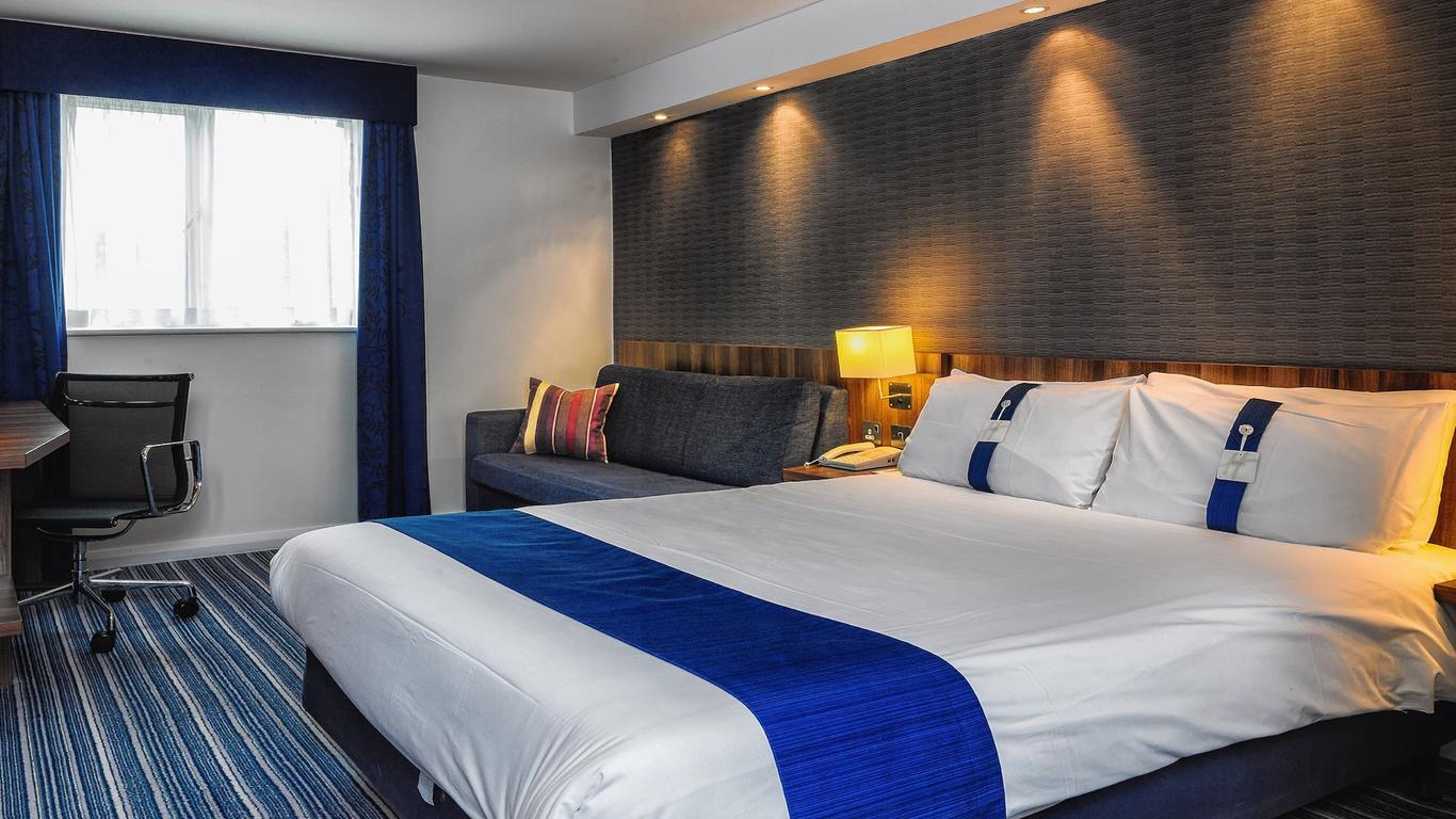 Holiday Inn Express Glenrothes By IHG