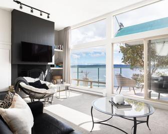 Stunning 2 Bedroom Oceanfront Condo w/ Heated Pool - Ladysmith - Wohnzimmer